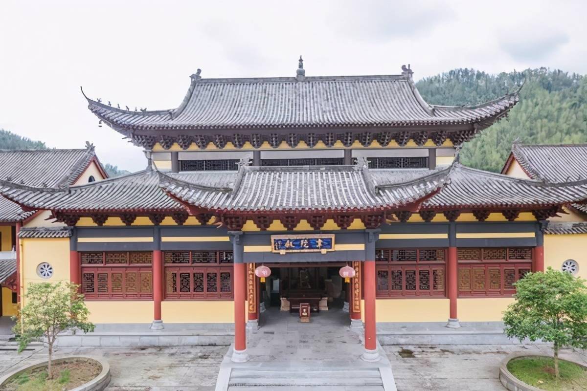 房子阳台能看见寺庙好吗？农村建房选址讲究！