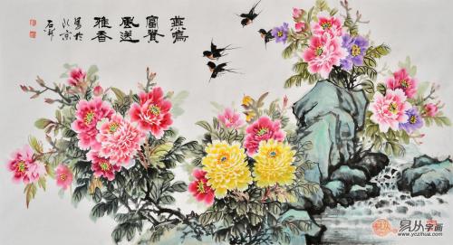 客厅沙发背景墙挂画新风尚：传统花鸟画，提升家居品位