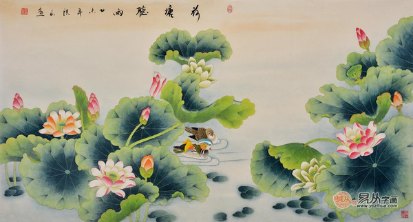 客厅沙发背景墙挂画新风尚：传统花鸟画，提升家居品位